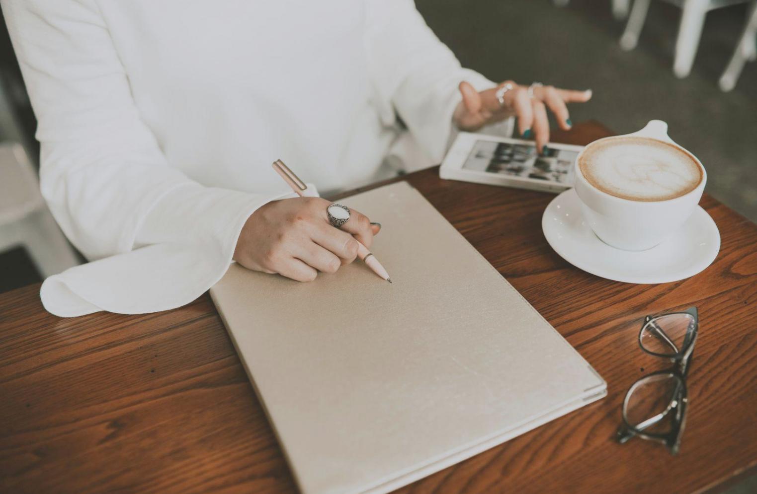 Espace de travail calme propice à l'étude de la psychologie musicale