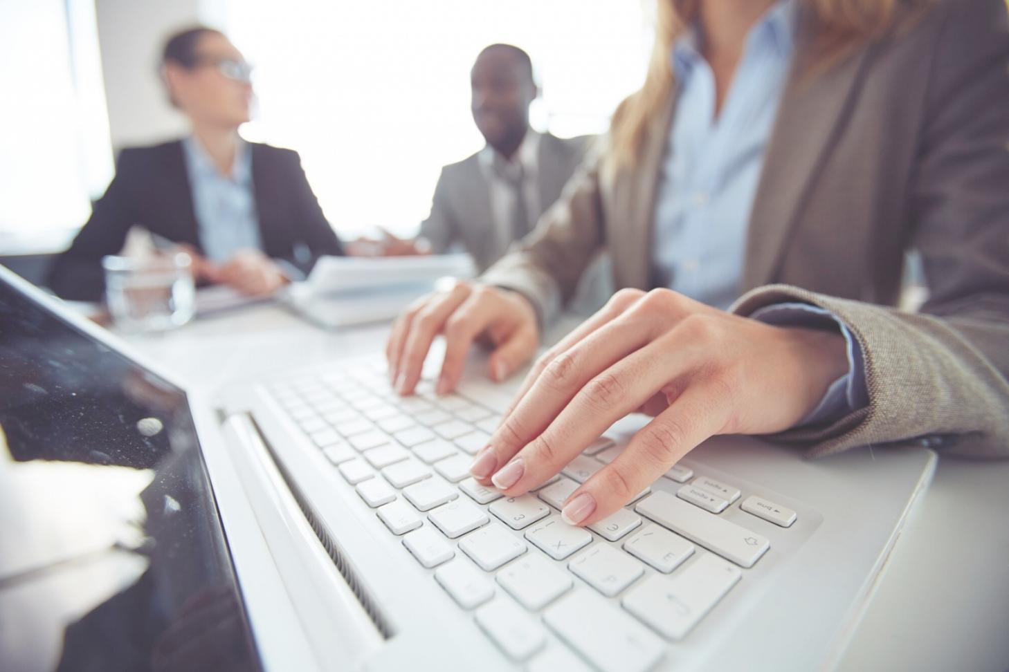 Session de travail collaboratif entre étudiants en psychologie musicale