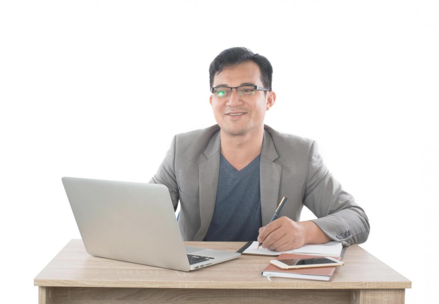 Espace d'apprentissage musical personnel organisé avec instruments et équipement