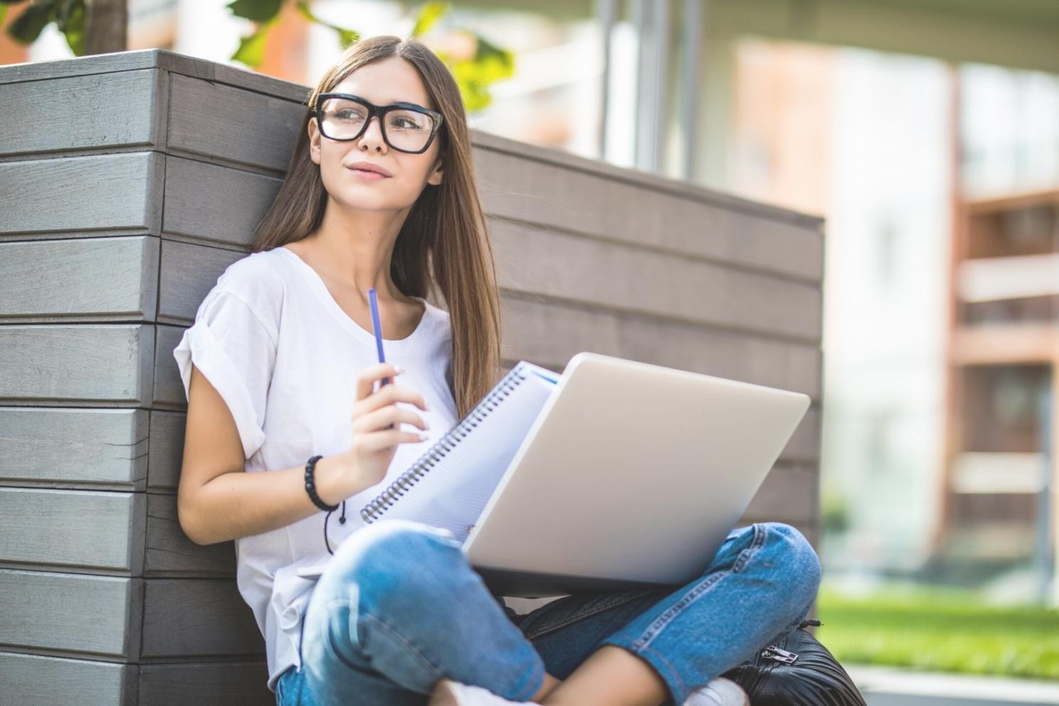 Configuration d'apprentissage musical moderne avec outils numériques et instruments